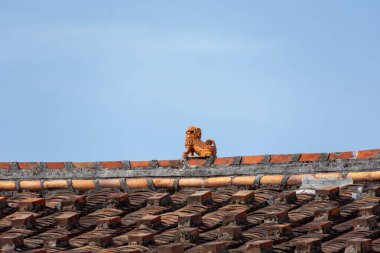 Geleneksel Çin konut binalarının saçakları ve köşeleri kırmızı tuğla ve kireçten yapılmıştır.