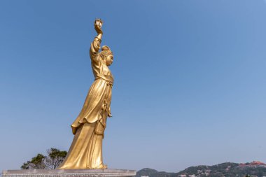 Deniz Tanrısı Mazu 'nun parkındaki binalar ve heykeller.