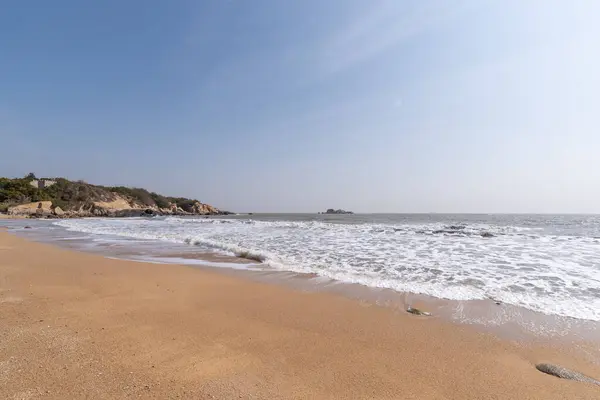 Cielo Blu Estate Mare Spiagge Dorate Onde Scogliere — Foto Stock