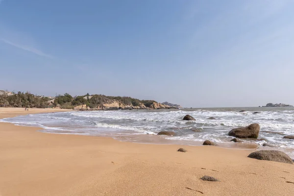 Cielo Blu Estate Mare Spiagge Dorate Onde Scogliere — Foto Stock