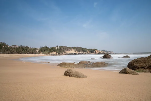 Ciel Est Bleu Été Mer Des Plages Dorées Des Vagues — Photo