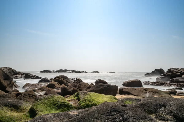 Les Vagues Blanches Battent Contre Les Rochers Noirs — Photo