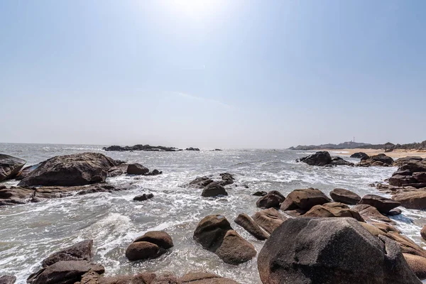 Onde Bianche Battono Contro Rocce Nere — Foto Stock