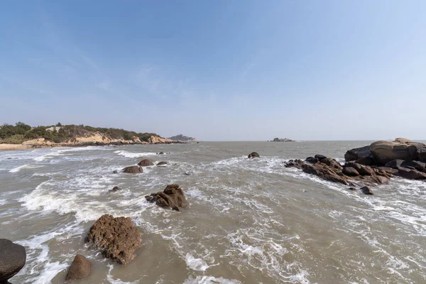 Onde Bianche Battono Contro Rocce Nere — Foto Stock