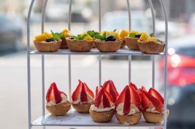 Masada küçük Batı tatlıları var.