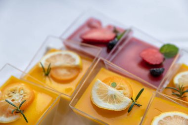 Masada küçük Batı tatlıları var.