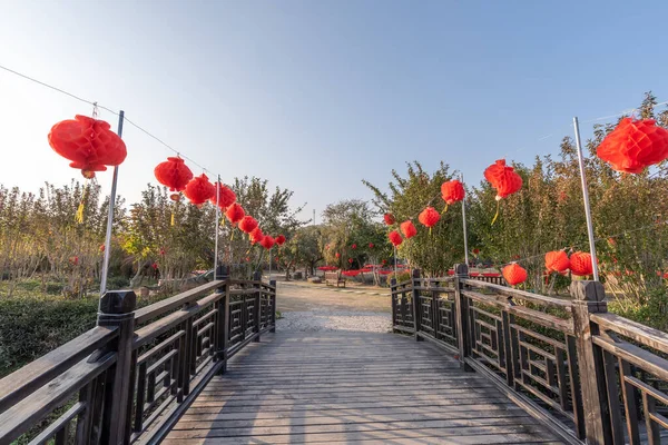 Gün Batımında Parktaki Yürüyüş Yolu Birçok Fenerle Süslenir — Stok fotoğraf