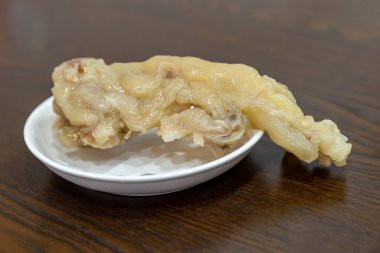 Et tabağı ahşap masadaki tabakta.