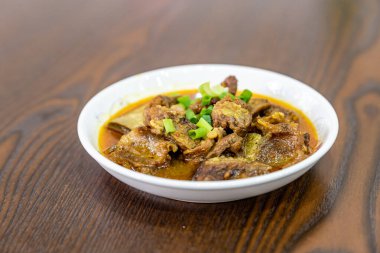 Et tabağı ahşap masadaki tabakta.