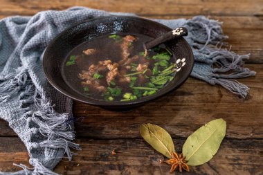 Et tabağı ahşap masadaki tabakta.