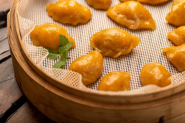 Traditional Chinese banquet dishes, steamed dumplings with corn skin