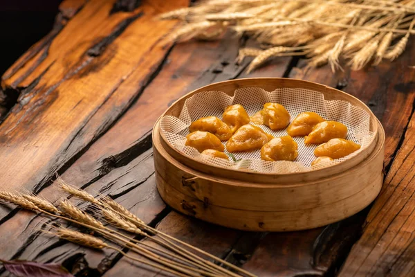 Traditional Chinese banquet dishes, steamed dumplings with corn skin