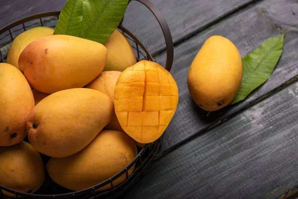 Cut Intact Mangoes Dark Background — Stock Photo, Image