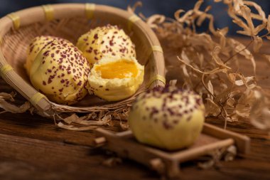 Yumurta sarısını kes ve tamamla buğulanmış ekmeği ahşap tahıl masasına koy.