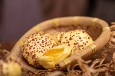 Yumurta sarısını kes ve tamamla buğulanmış ekmeği ahşap tahıl masasına koy.