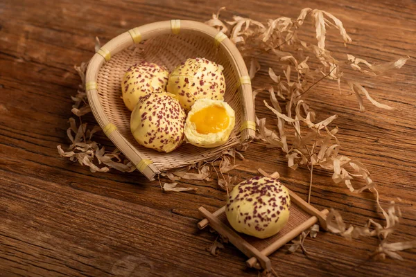 Yumurta sarısını kes ve tamamla buğulanmış ekmeği ahşap tahıl masasına koy.