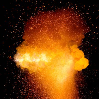 Ateşli bomba patlaması, siyah arka planda izole edilmiş kıvılcımlı turuncu renk ve duman.