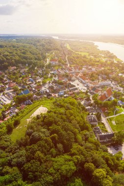Polonya 'nın tarihi Kazimierz Dolny nad Wisla kentinin hava manzarası