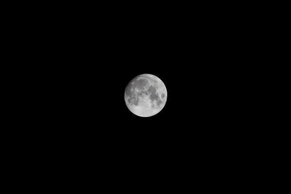 Луна - исчезающий гигант — стоковое фото