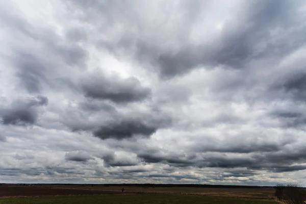 Dramatisch stürmischer Himmel über Wiese — Stockfoto