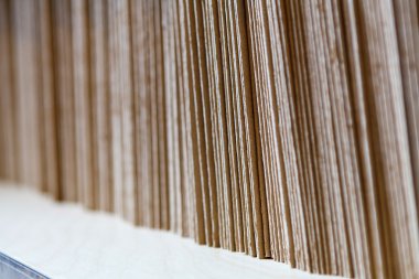 Satırda bir raf evrak çantaları