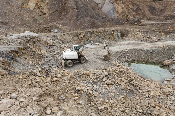 Graafmachine in een quary — Stockfoto