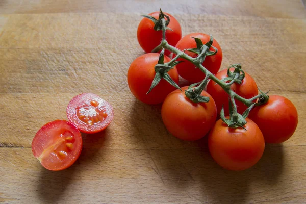 Tomaten auf Schneidebrett — Stockfoto