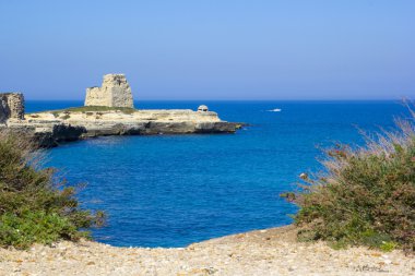 : Salento waterfront doğal kayalık uçurumlarda
