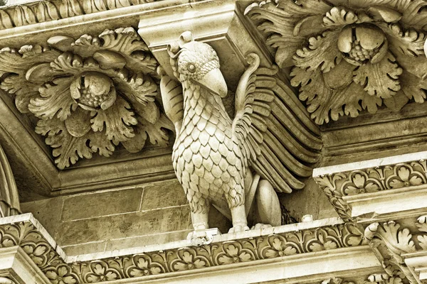 Lecce, Detail Barockkirche des Heiligen Kreuzes — Stockfoto
