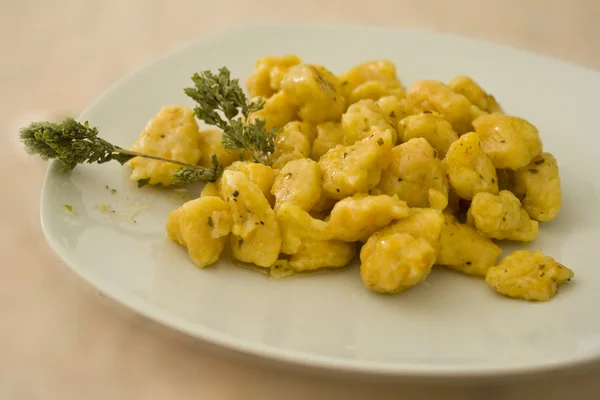 Gyógynövény gombóc (gnocchi) — Stock Fotó