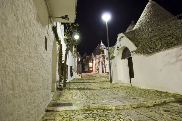 Alberobello, Apulia Trulli: Antik sokaklar, gece görünümü. Italya 'da tatiller