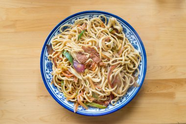 Lezzetli haşlanmış biftek ve kızarmış Ramen.