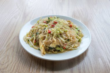 Çin 'de çok sevilen ev yapımı bir Çin yemeği olan lahana ile karıştırılmış vermicelli.