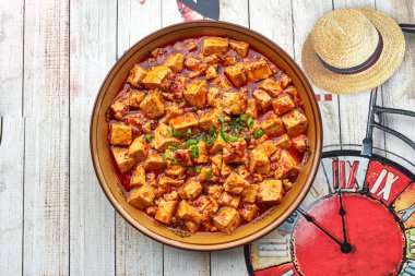 Klasik baharatlı Sichuan yemeği Mapo Tofu.