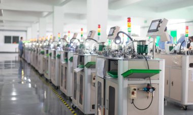Teknoloji tabanlı bir imalat şirketinin otomatik üretim tesisi otomatik olarak çalışıyor..