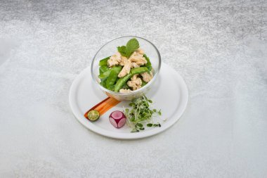 Ceviz ve bezelyeli soğuk bir tabak..