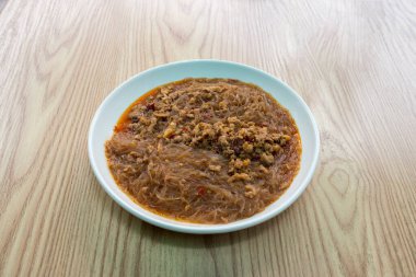 Kızarmış vermicelli parçacıklı et. Çin klasiği Szechuan 'ın vermicelli ile kızartılmış domuz eti.