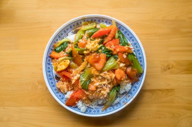 Domates, çırpılmış yumurta, pirinç kasesi.