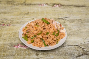 Popüler ve klasik Çin yemekleri - Yeşil biberden yapılmış kızarmış pirinç, doğranmış domuz eti ve kurutulmuş pirinç (1))