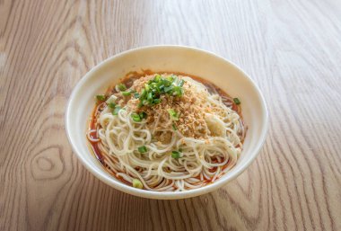 Klasik ve lezzetli Çin kuru eriştesi.