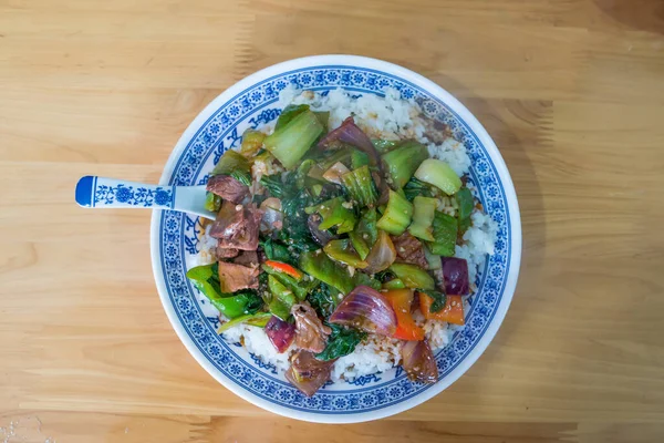 Kızarmış biftek, yeşil sebze ve pirinç üzerine yeşil biber..