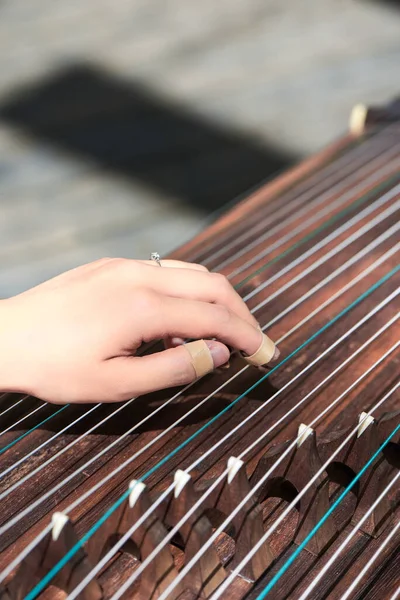 Parmakların guzheng çaldığı özel bir sahne