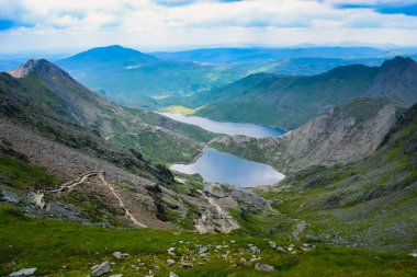 Snowdonia Ulusal Parkı, dağların ve vadilerin mavi gölleri ve kristal berrak sularıyla destansı manzarası