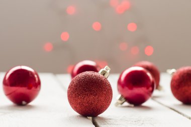 Kırmızı Noel topları ahşap arka plan ve arka plan kırmızı lambalar