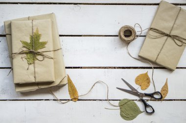 Beyaz ahşap zemin üzerinde Noel hazırlık sunar