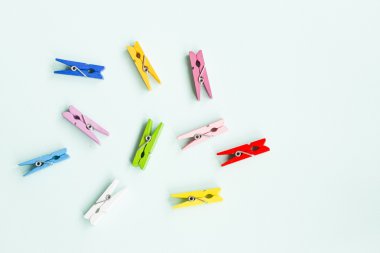 Yukarıdan renkli clothespin görüntülemek