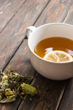 Bir fincan çay, limonlu bir ahşap zemin üzerine