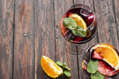 Portakal ve elma sangria ahşap arka plan üzerinde