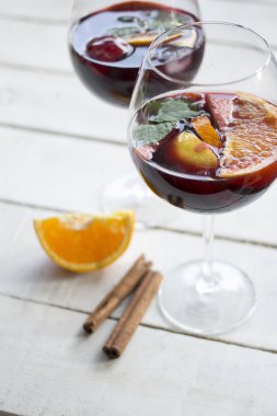 Portakal ve elma sangria ahşap arka plan üzerinde