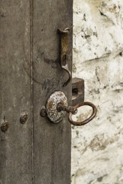 Antika el yapımı bir kapı kolu